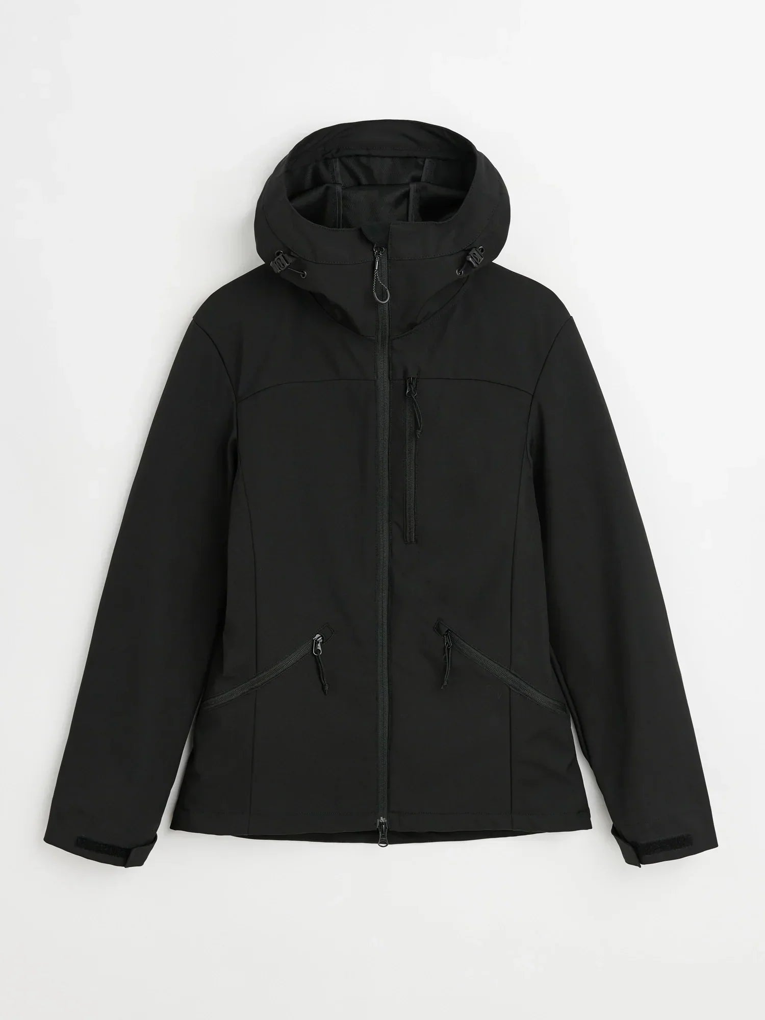 Softshelljacka Berit, tillverkad av 100% återvunnen polyester, med justerbar huva och förböjda ärmar. Vattenavvisande, vindtät och perfekt för aktiva ryttare.