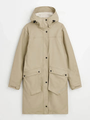 Regnkappan Barbro, fleecefodrad med svetsade sömmar, justerbar huva och stora fickor. Perfekt för regniga dagar och hög komfort.