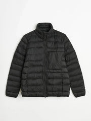 Ridsportjacka Lena i lättvikt med dunliknande syntetfyllning, Bionic Finish ECO och tre fickor för praktisk användning under ridning och stallsysslor.