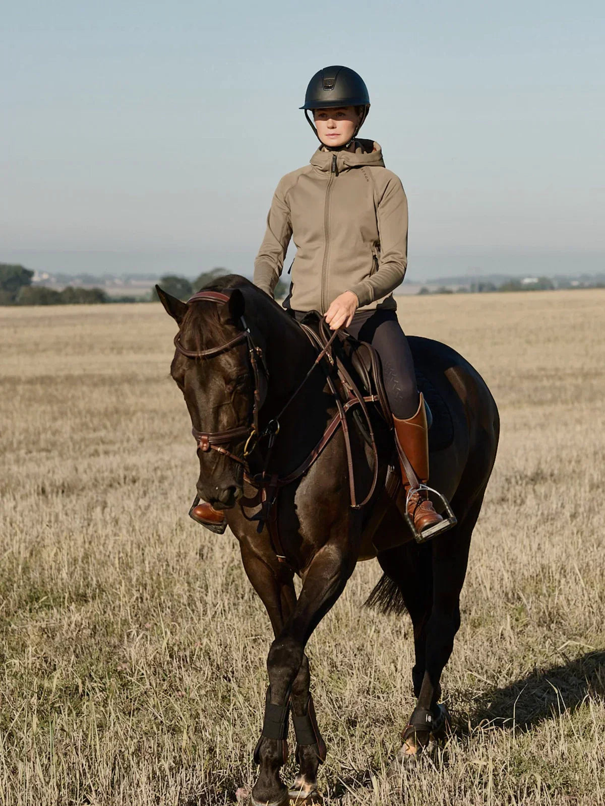 Funktionsjackor Siv och Rut med stretchigt material, dragkedjor och justerbar dragsko. Siv har huva och Rut har hög krage. Finns i olika färger och juniorstorlekar.