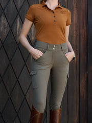 Bild av Mildred ridbyxa i cargo-modell, grön färg, med borstad insida och silikon vid knäna. Visar ridbyxans passform och fickor.